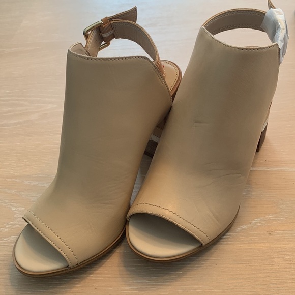 Aldo Cartiers Stacked Heel with heel strap New w Box, 1 small crease left shoe - Picture 3 of 9